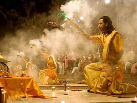 Aarti en la orilla del Ganges